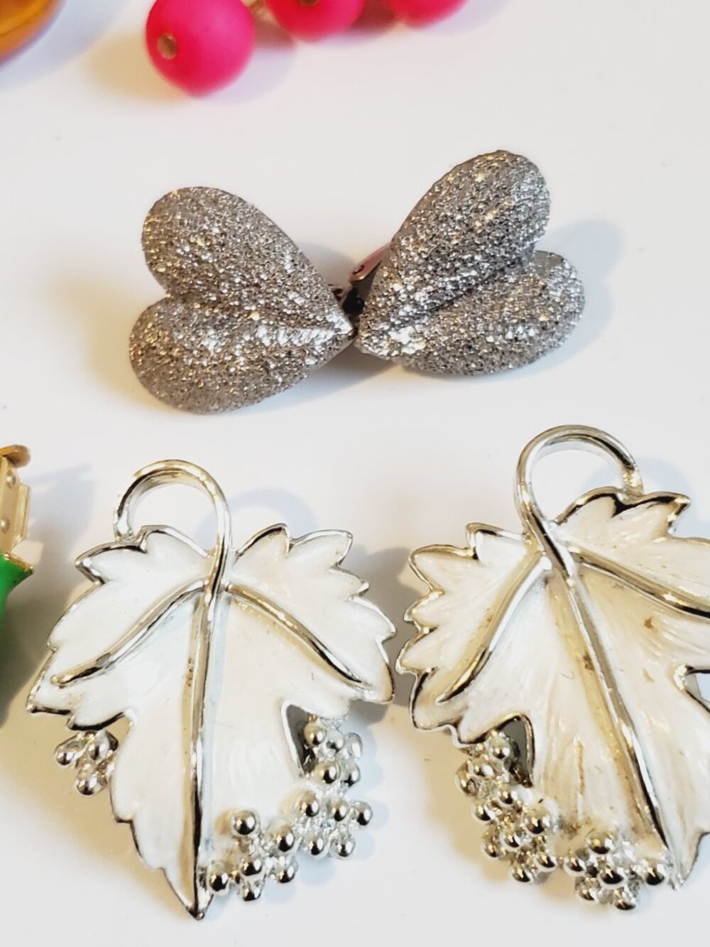 28 Pair of clip on Earrings , items # B-1002-1029, . wt. 289 grams. - Picture 11 of 16